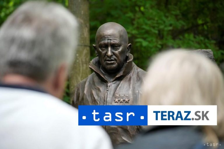 Na hrobe Prigožina v Petrohrade odhalili jeho bronzovú sochu