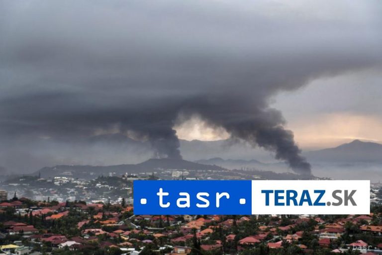 Rabujúci v Novej Kaledónii podpálili policajnú stanicu a radnicu