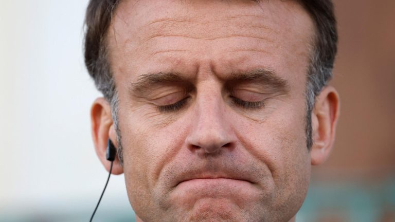 Macronova strana stiahne časť svojich kandidátov z 2. kola do boja proti Le Penovej – PM