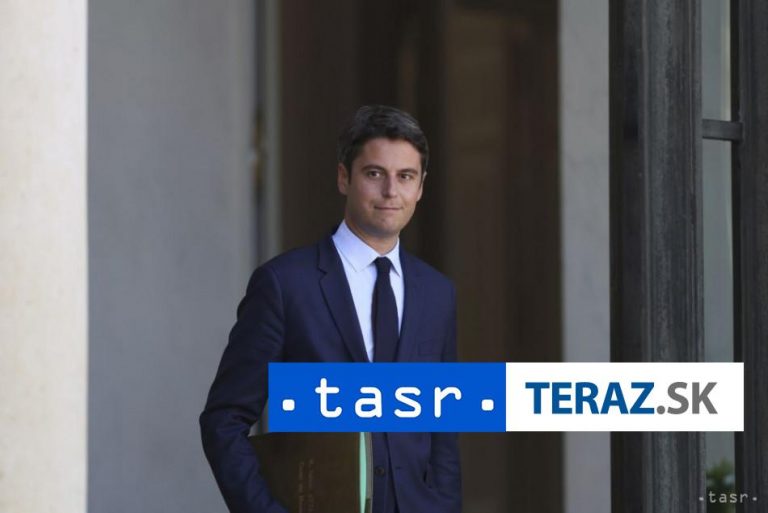 Francúzsky premiér oficiálne podal demisiu, vláda dočasne pokračuje