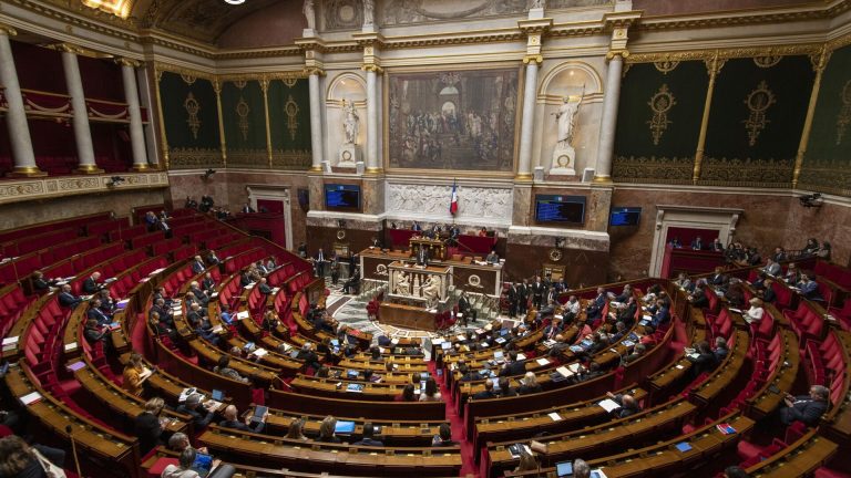 Viac ako 40 % Francúzov chce, aby nový premiér zastupoval Národnú zhromaždenie – prieskum