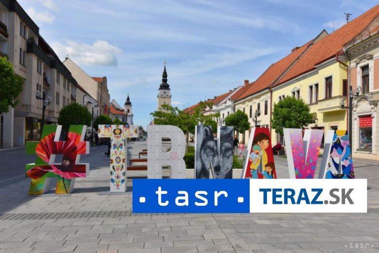 Umelci vytvorili na pešej zóne v centre mesta nový nápis #TRNAVA