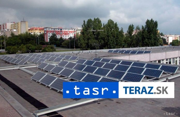 Rakuska-skupina-planuje-investicie-do-solarnej-a-veternej-energie.jpg