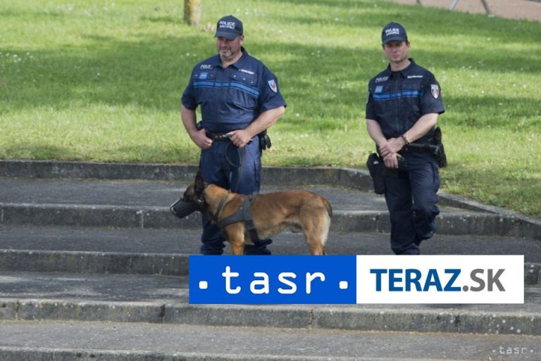Vo Francúzsku bude na voľby dohliadať 30.000 policajtov