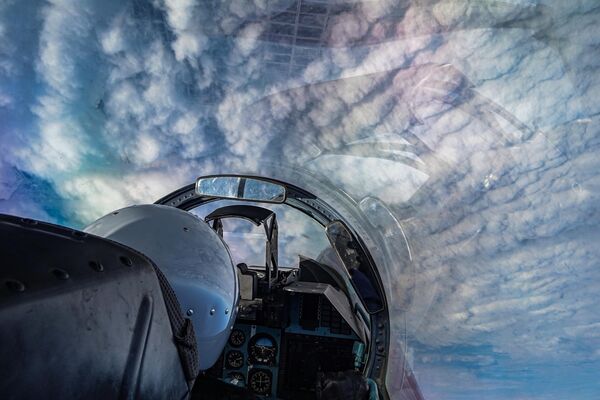 Pilot stíhačky Su-27 počas taktického cvičenia. Pilot stíhačky Su-27 počas taktického cvičenia. - Sputnik International