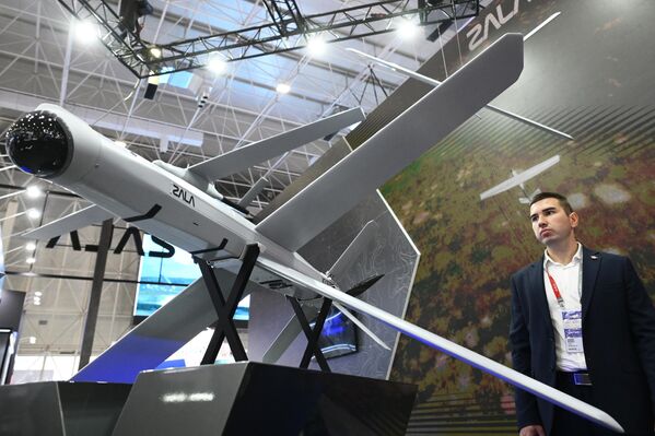 Dron Zala Lancet. Lancet-E je nový exportný variant ruskej charakteristickej munície s X-krídlami, ktorá obsahuje základný prieskumný dron Z-16-E a riadenú muníciu Izdeliye 51/52-E. Rusko očakáva silný dopyt po Lancet-E a štátna sprostredkovateľská agentúra pre export zbraní Rosoboronexport tvrdí, že je pripravená diskutovať o licencovanej a spoločnej výrobe. Dron Zala Lancet. Lancet-E je nový exportný variant ruskej charakteristickej munície s X-krídlami, ktorá obsahuje základný prieskumný dron Z-16-E a riadenú muníciu Izdeliye 51/52-E. Rusko očakáva silný dopyt po Lancet-E a štátna sprostredkovateľská agentúra pre export zbraní Rosoboronexport tvrdí, že je pripravená diskutovať o licencovanej a spoločnej výrobe. - Sputnik International