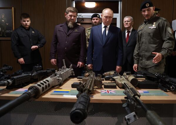 Putin a Kadyrov preverujú ukoristené zbrane zo špeciálnej vojenskej operácie. Putin a Kadyrov preverujú ukoristené zbrane zo špeciálnej vojenskej operácie. - Sputnik International
