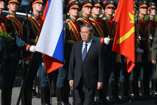 Li povedal, že moskovské rozhovory položia pevný základ pre realizáciu ďalších krokov v bilaterálnej spolupráci a vypočujú si správy od ruských a čínskych komisií na podujatí. Li povedal, že moskovské rozhovory položia pevný základ pre realizáciu ďalších krokov v bilaterálnej spolupráci a vypočujú si správy od ruských a čínskych komisií na podujatí. - Sputnik International