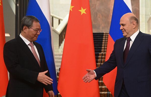 Ruský premiér Michail Mišustin a čínsky premiér Li Qiang. Mišustin zdôraznil, že obe vlády zaviedli proces pravidelných stretnutí na najvyššej úrovni. Ruský premiér Michail Mišustin a čínsky premiér Li Qiang. Mišustin zdôraznil, že obe vlády zaviedli proces pravidelných stretnutí na najvyššej úrovni. - Sputnik International