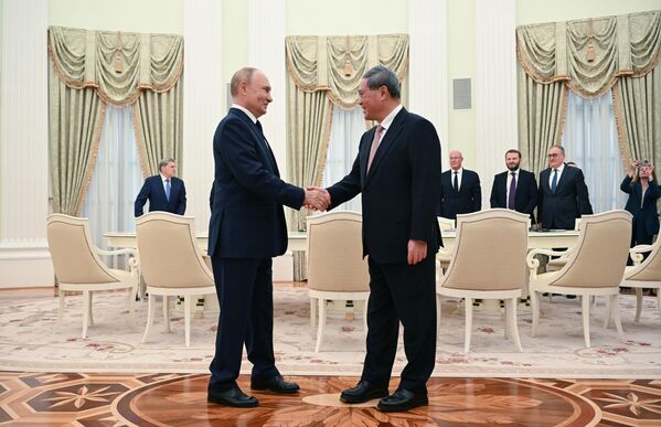 Čínsky premiér Li Qiang sa stretol s ruským prezidentom Vladimirom Putinom. Čínsky premiér Li Qiang sa stretol s ruským prezidentom Vladimirom Putinom. - Sputnik International