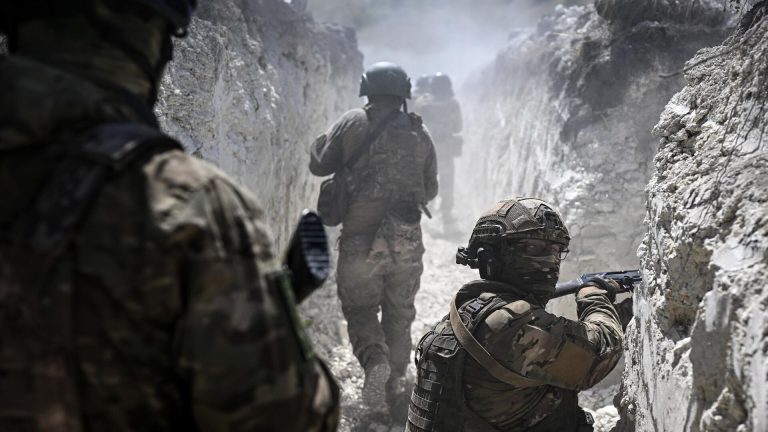 Ukrajina za posledný deň stratila v oblasti Kurska viac ako 505 vojakov – MO