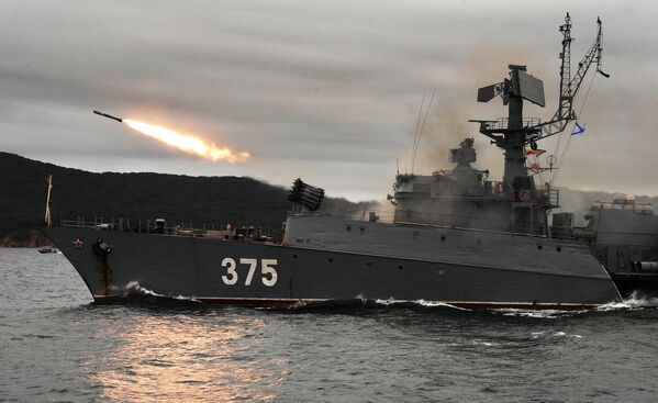Protiponorková loď MPK-82 ničí hypotetickú nepriateľskú ponorku pomocou raketometu RBU-6000 a torpédových zbraní. Protiponorková loď MPK-82 ničí hypotetickú nepriateľskú ponorku pomocou raketometu RBU-6000 a torpédových zbraní. - Sputnik International
