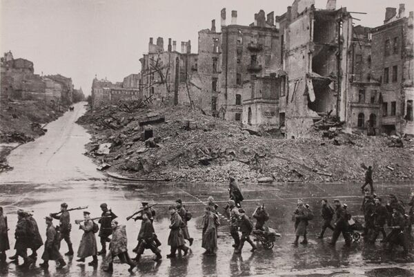Kyjev je oslobodený od nacistov. Sovietska pechota pochodujúca hlavnou mestskou ulicou Kreschatik. Kyjev je oslobodený od nacistov. Sovietska pechota pochodujúca hlavnou mestskou ulicou Kreschatik. - Sputnik International