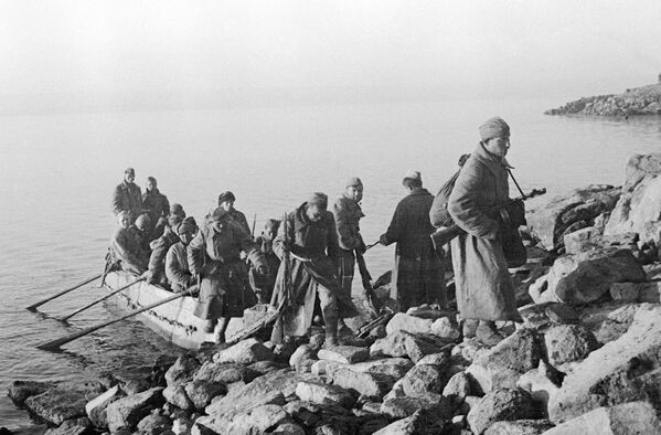 Sovietske výsadkové jednotky prekročili rieku Dnepr a pokračovali v boji o rozšírenie predmostí. Sovietske výsadkové jednotky prekročili rieku Dnepr a pokračovali v boji o rozšírenie predmostí. - Sputnik International