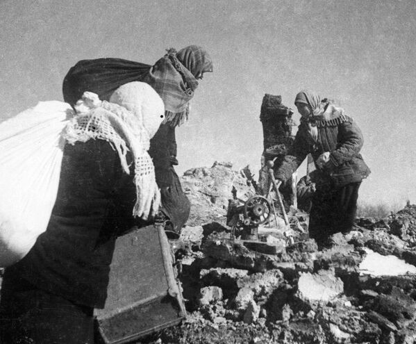 Obyvatelia Dnepropetrovskej oblasti sa vracajú do svojej zničenej dediny, oslobodenej od nacistických nemeckých útočníkov. Obyvatelia Dnepropetrovskej oblasti sa vracajú do svojej zničenej dediny, oslobodenej od nacistických nemeckých útočníkov. - Sputnik International