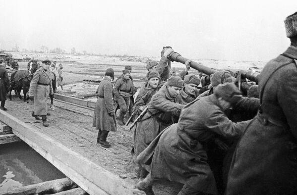 Vojaci 4. gardovej armády prevážajú 76 mm delá ZIS-3 cez most cez Dneper. Vojaci 4. gardovej armády prevážajú 76 mm delá ZIS-3 cez most cez Dneper. - Sputnik International