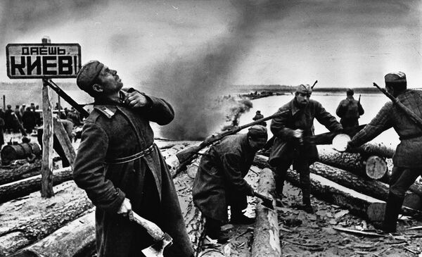 Sovietski vojaci pripravujú plte na prekročenie Dnepra. Nápis znie: "Do Kyjeva!" Sovietski vojaci pripravujú plte na prekročenie Dnepra. Nápis znie: "Do Kyjeva!" - Sputnik International