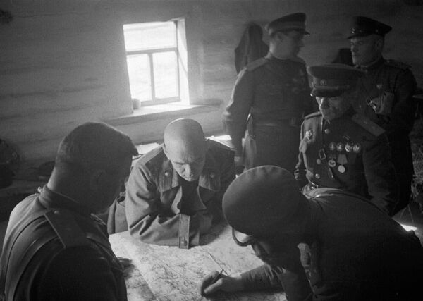 Generálporučík Pavel Batov (vpravo), veliteľ 65. armády, so sovietskymi dôstojníkmi na veliteľskom stanovišti. Generálporučík Pavel Batov (vpravo), veliteľ 65. armády, so sovietskymi dôstojníkmi na veliteľskom stanovišti. - Sputnik International