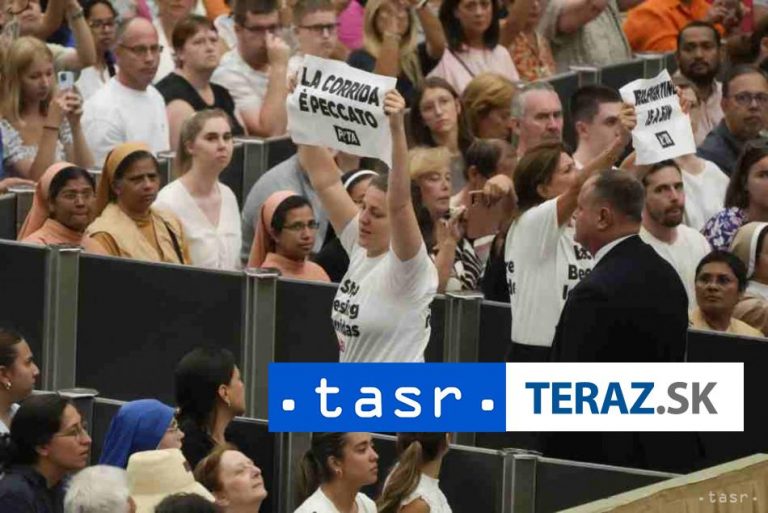 Generálnu audienciu Pápeža narušili aktivisti za práva zvierat
