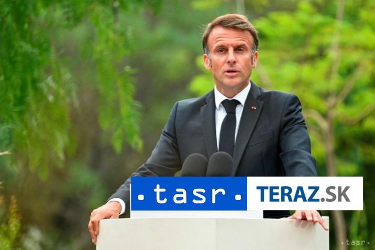 Ľavica sa Macronovi vyhráža ústavnou žalobou za nevymenovanie premiéra