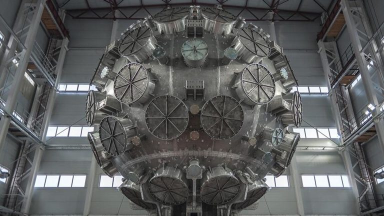 Najvýkonnejšia laserová inštalácia na svete: Zoznámte sa s ruským „Cárovým laserom“ UFL-2M