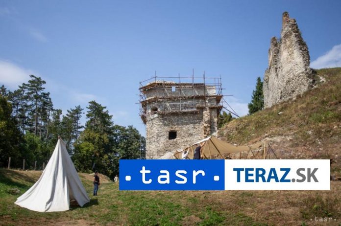 Navstevnikov-Sklabinskeho-hradu-preniesli-do-stredoveku.jpg