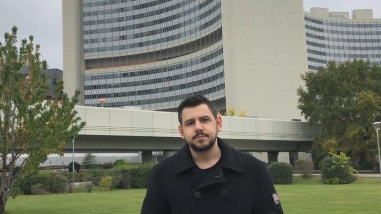 Nezávislý novinár zatknutý na základe zákona o terorizme vo Veľkej Británii