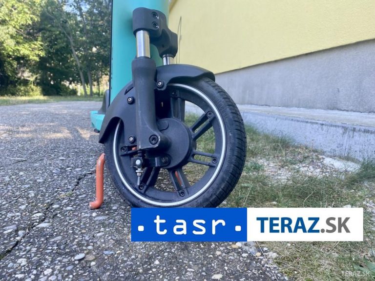 Kolobežky na chodníkoch ohrozujú nevidiacich a slabozrakých