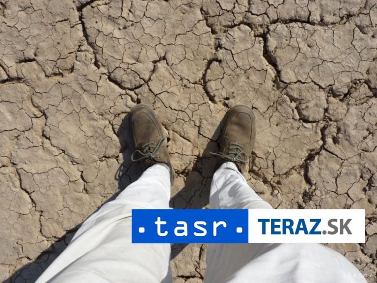 Pobrežie Costa Blanca zasiahlo sucho, ľudia stoja v rade na vodu