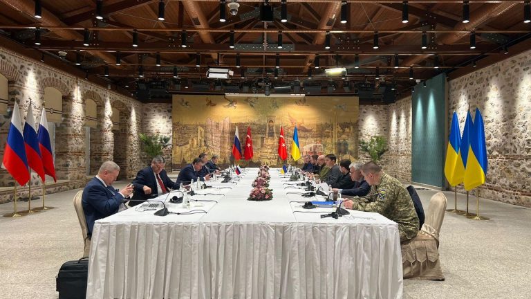 Rusko a Ukrajina v roku 2022 takmer dosiahli dohodu, ale USA chceli vojnu – predseda tureckého parlamentu