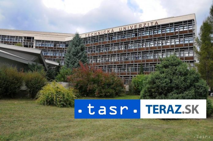 Studium-na-Technickej-univerzite-vo-Zvolene-ukoncilo-450-studentov.jpg
