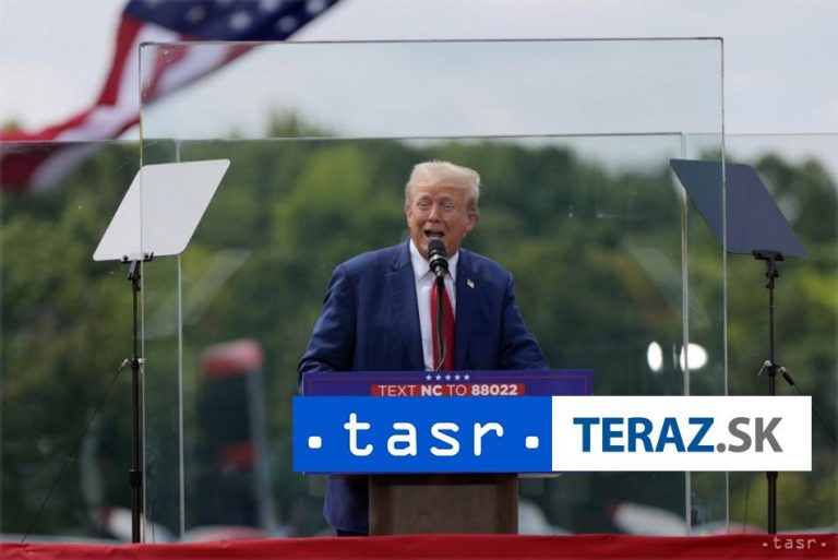 Trump vydesil svoju ochranku, počas mítingu objal ženu v hľadisku