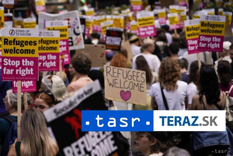 V Anglicku i Írsku protestovali tisíce ľudí proti rasizmu a násiliu