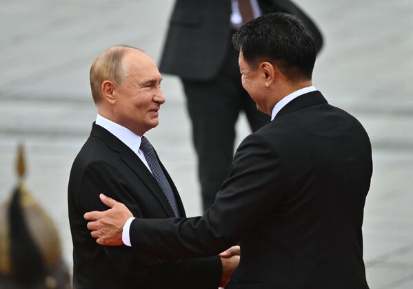 Putin a mongolský prezident Ukhnaagiin Khurelsukh na ceremoniáli. Putin a mongolský prezident Ukhnaagiin Khurelsukh na ceremoniáli. - Sputnik International