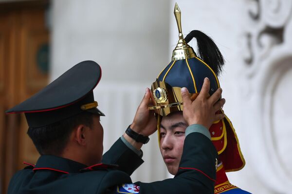 Vojaci roty čestnej stráže pred oficiálnym pozdravným ceremoniálom na námestí Sukhbaatar v Ulanbátare. Vojaci roty čestnej stráže pred oficiálnym pozdravným ceremoniálom na námestí Sukhbaatar v Ulanbátare. - Sputnik International