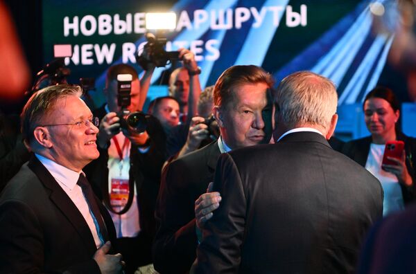Alexey Likhachev, generálny riaditeľ Štátnej korporácie pre atómovú energiu Rosatom, Alexey Miller, predseda predstavenstva PJSC Gazprom a podpredseda predstavenstva PJSC Gazprom a Andrey Kostin, predseda predstavenstva VTB Bank. - Sputnik International