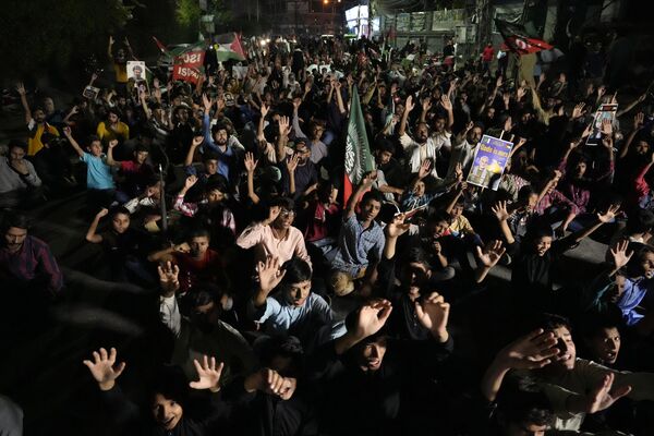 V pakistanskom Lahore stúpenci pakistanskej moslimskej skupiny „Imamia Student Organization“ vykrikujú protiizraelské a protiamerické heslá počas protestu proti zabitiu Nasralláha. - Sputnik International