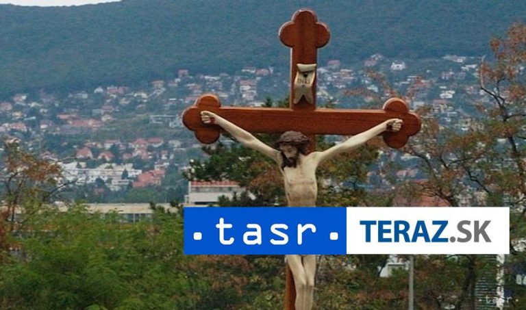 V Nitre si veriaci pripomenuli krížovú cestu Ježiša Krista