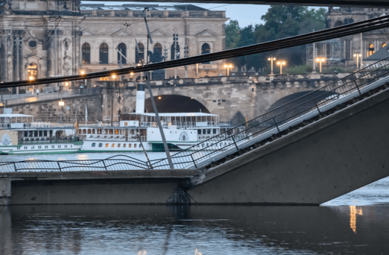 Drážďanský most Carola se zřítil do Labe