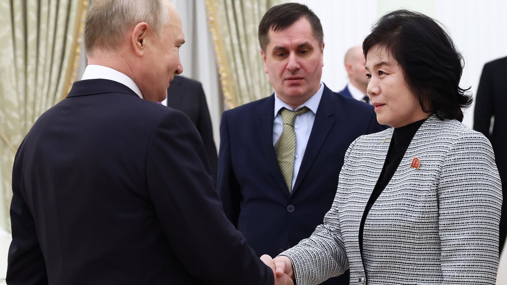 Ruský prezident Vladimir Putin a severokórejský minister zahraničných vecí Choe Son Hui Ruský prezident Vladimir Putin a severokórejský minister zahraničných vecí Choe Son Hui - Sputnik International, 1920, 20.09.2024