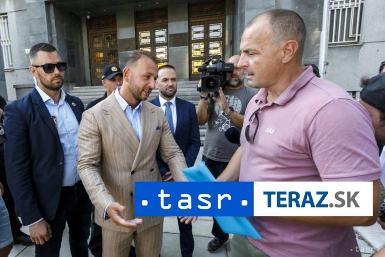 Policajti odovzdali ministrovi vnútra petíciu