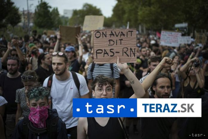 Proti-Macronovmu-vyberu-premiera-protestovalo-viac-nez-100000-ludi.jpg
