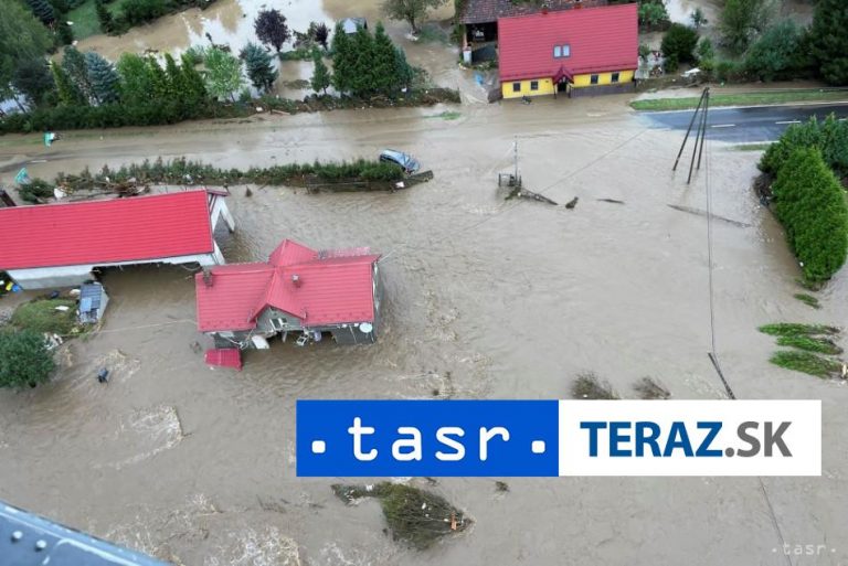 Vroclav čaká na povodňovú vlnu, hasičom a armáde pomáhajú aj občania