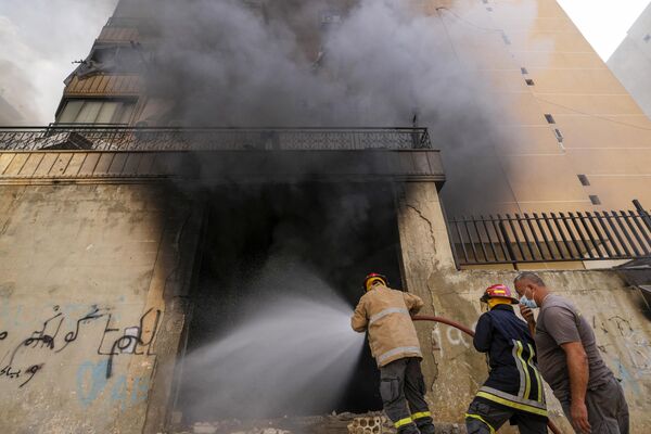 Tejto eskalácii predchádzala séria výbuchov pagerov a vysielačiek v Libanone 17. a 18. septembra, pri ktorých zahynulo vyše 40 ľudí a ďalších takmer 3 500 bolo zranených.Vyššie: Pracovníci civilnej obrany hasia požiar na mieste izraelského náletu v r. Dahieh. Tejto eskalácii predchádzala séria výbuchov pagerov a vysielačiek v Libanone 17. a 18. septembra, pri ktorých zahynulo vyše 40 ľudí a ďalších takmer 3 500 bolo zranených.Vyššie: Pracovníci civilnej obrany hasia požiar na mieste izraelského náletu v r. Dahieh. - Sputnik International