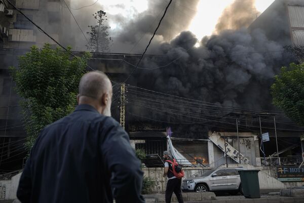 Plamene a dym stúpajú zo zničenej budovy na mieste izraelského náletu v Dahiyeh v Bejrúte. Plamene a dym stúpajú zo zničenej budovy na mieste izraelského náletu v Dahiyeh v Bejrúte. - Sputnik International