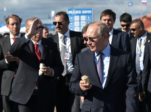 Prezident Putin a jeho turecký náprotivok Recep Tayyip Erdogan jedia zmrzlinu, keď sa zúčastňujú medzinárodnej leteckej show MAKS-2019. - Sputnik International