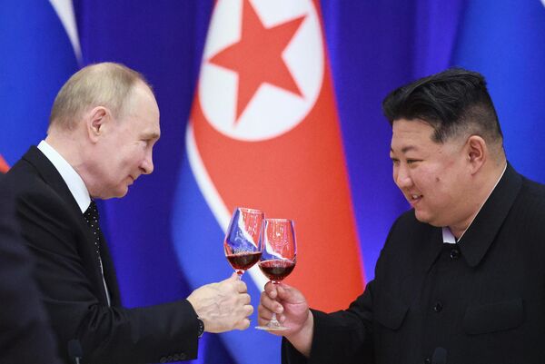 Ruský prezident Vladimir Putin a predseda pre štátne záležitosti Kórejskej ľudovodemokratickej republiky Kim Čong-un počas štátnej recepcie na počesť Vladimíra Putina v prijímacom dome Monnangwan. - Sputnik International