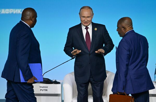 Prezident Putin sa zúčastňuje na plenárnom zasadnutí druhého summitu a Rusko-afrického ekonomického a humanitárneho fóra v roku 2023. - Sputnik International