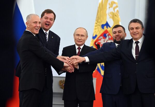 Prezident Putin práve podpísal dohody o pristúpení Doneckej a Luganskej ľudovej republiky, Záporožskej a Chersonskej oblasti k Ruskej federácii v sále svätého Juraja vo Veľkom kremeľskom paláci. - Sputnik International