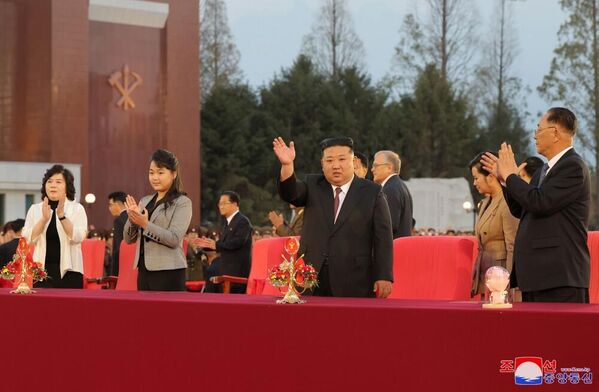 Predstavenie zdôraznilo, že „slávna éra Kim Čong-una“ je „zlatým vekom rozvoja WPK“, informovali médiá. - Sputnik International